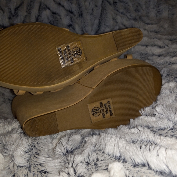☆3/$20* Heart in D Tan Caged Wedge Heels - Picture 4 of 15